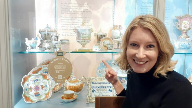 https://worcesterobserver.co.uk/wp-content/uploads/2022/10/Fiona-Blake-with-G-Herbert-Banks-Showstopper-at-the-Museum-of-Royal-Worcester.jpg